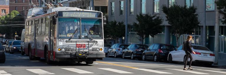 22 fillmore bus stopped a crosswalk on 17th street