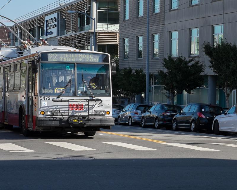 22 fillmore bus on 17th street